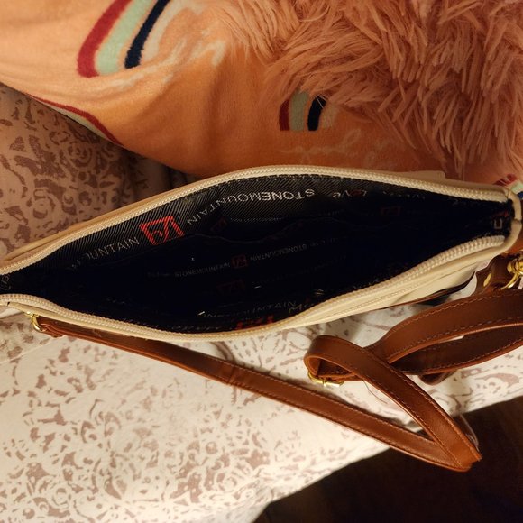 Stylish cream and black leather crossbody bag with mobile charging battery - Picture 4 of 5